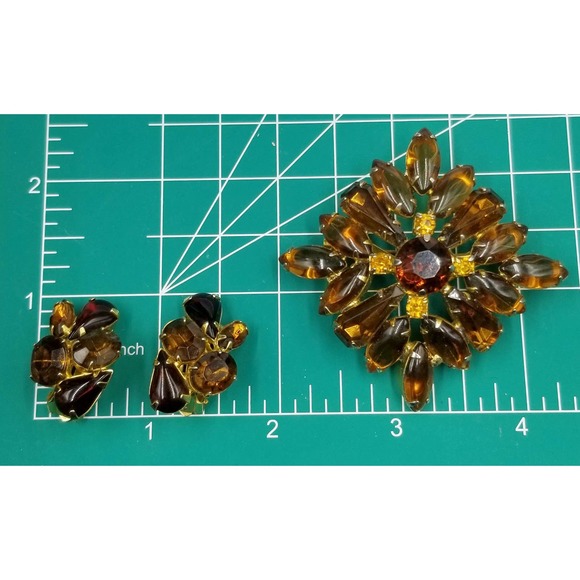 Vintage Unsigned Topaz Diamond Shaped Rhinestones Brooch & D&E? Clip Earrings - Picture 9 of 9